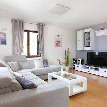 Holiday Home Mons Aureus Gornje Sitno Bagian luar foto