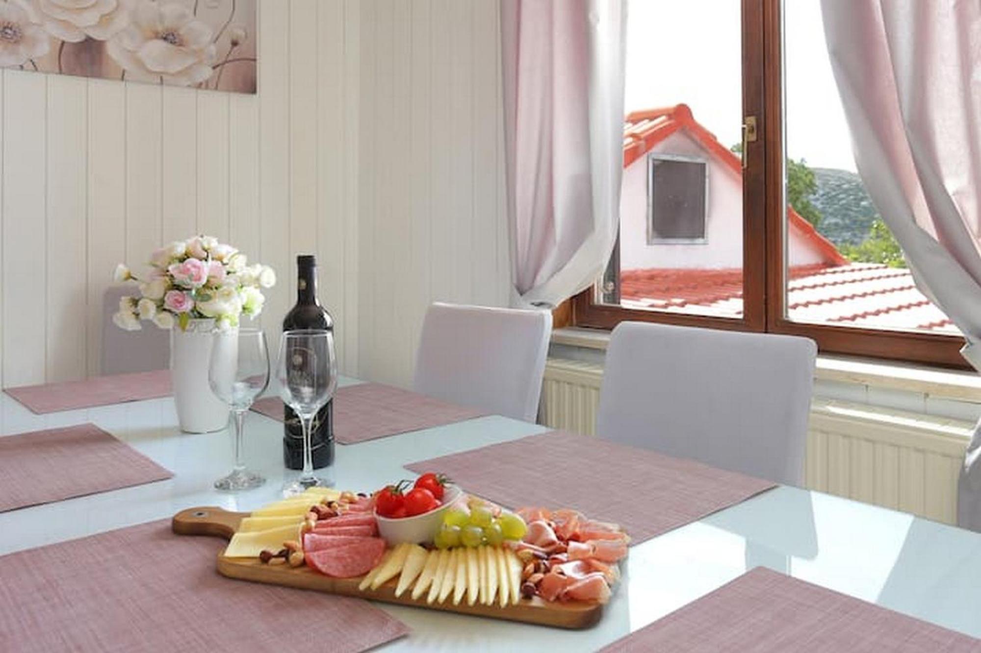 Holiday Home Mons Aureus Gornje Sitno Bagian luar foto