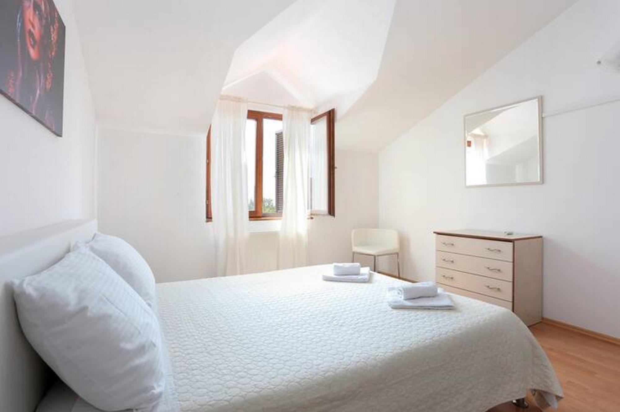 Holiday Home Mons Aureus Gornje Sitno Bagian luar foto