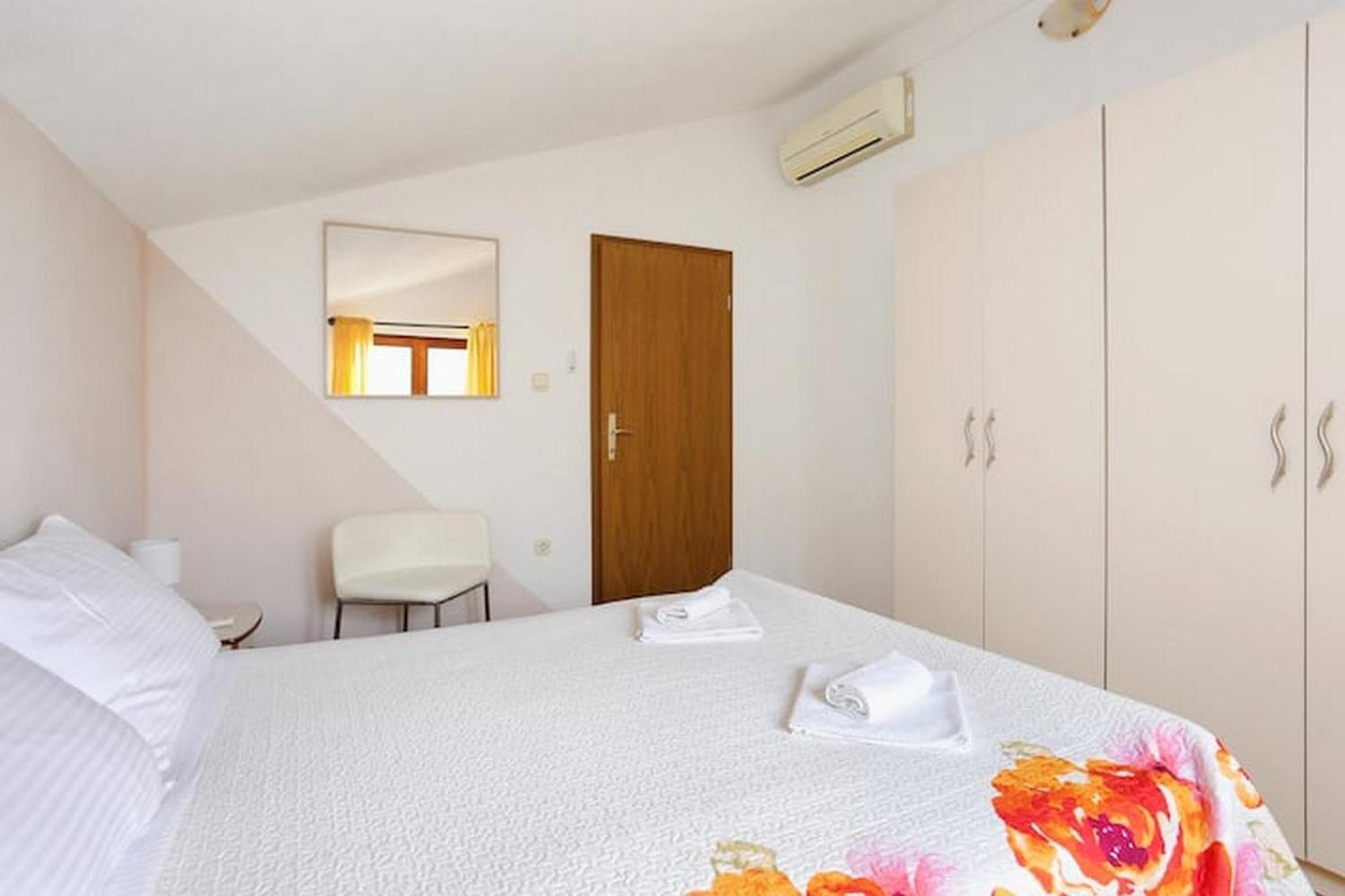 Holiday Home Mons Aureus Gornje Sitno Bagian luar foto