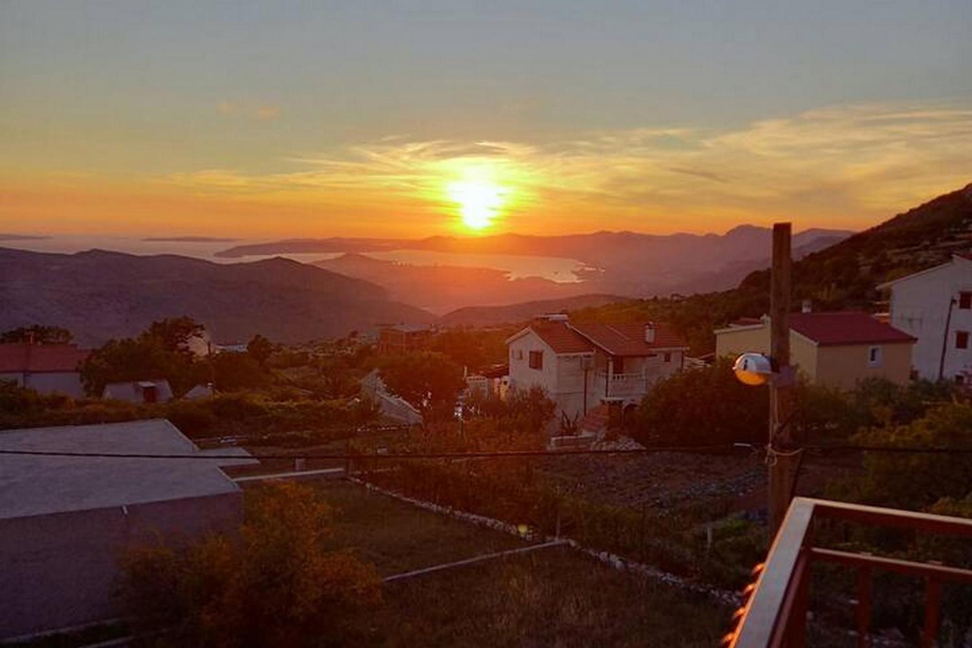 Holiday Home Mons Aureus Gornje Sitno Bagian luar foto