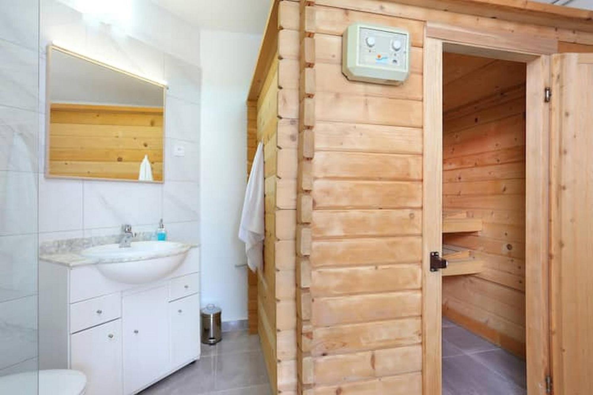 Holiday Home Mons Aureus Gornje Sitno Bagian luar foto