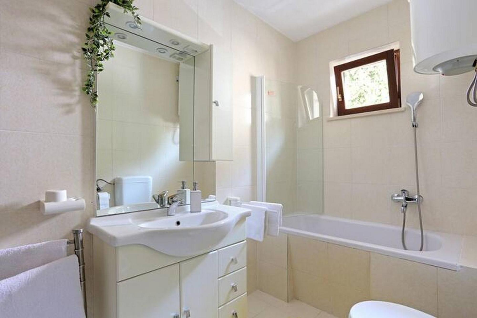 Holiday Home Mons Aureus Gornje Sitno Bagian luar foto